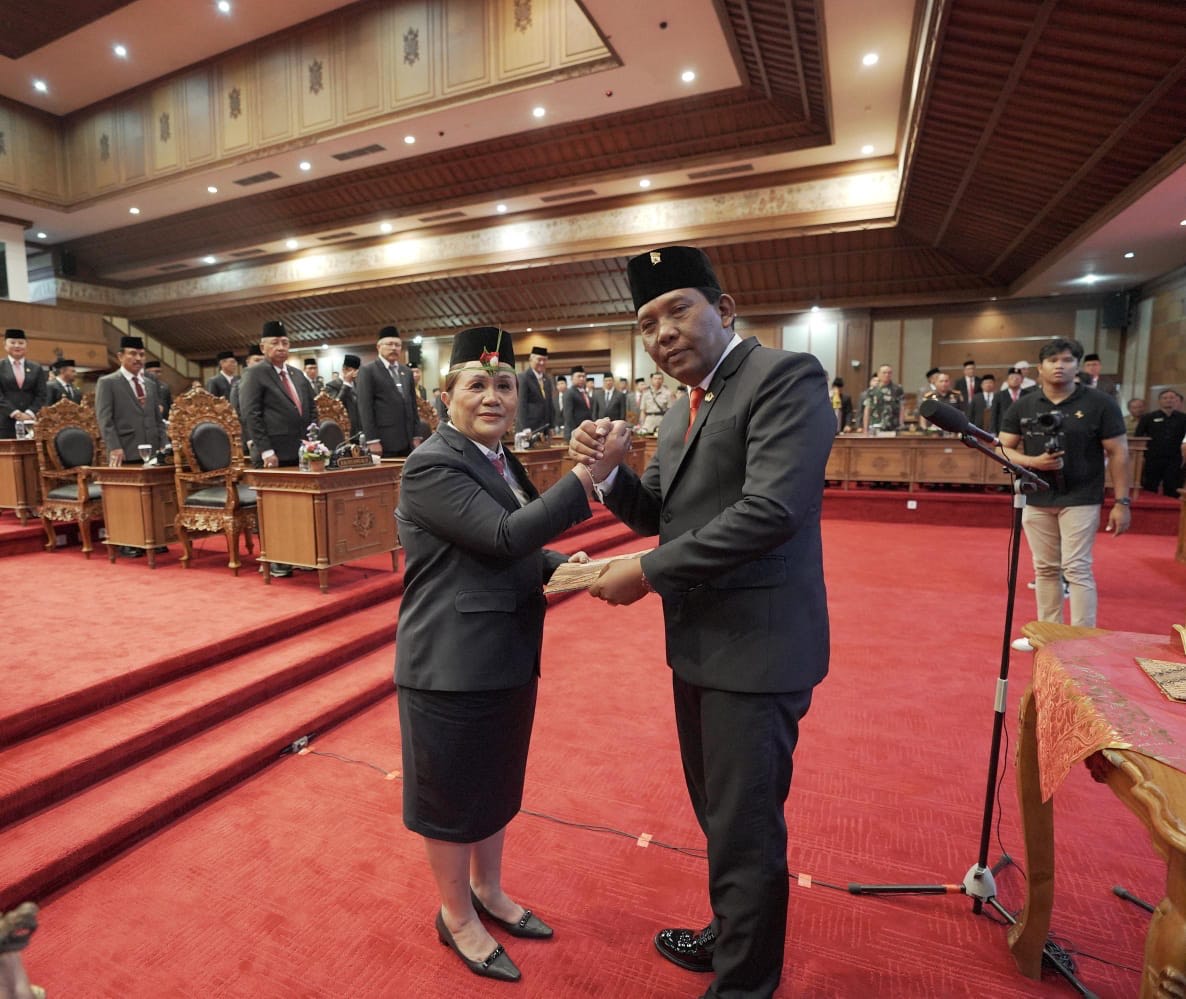 PENGANGKATAN: Ketua DPRD Badung I Gusti Anom Gumanti saat melaksanakan pengangkatan dan pengambilan sumpah PAW kepada Ni Luh Putu Sekarini, Senin (21/10).