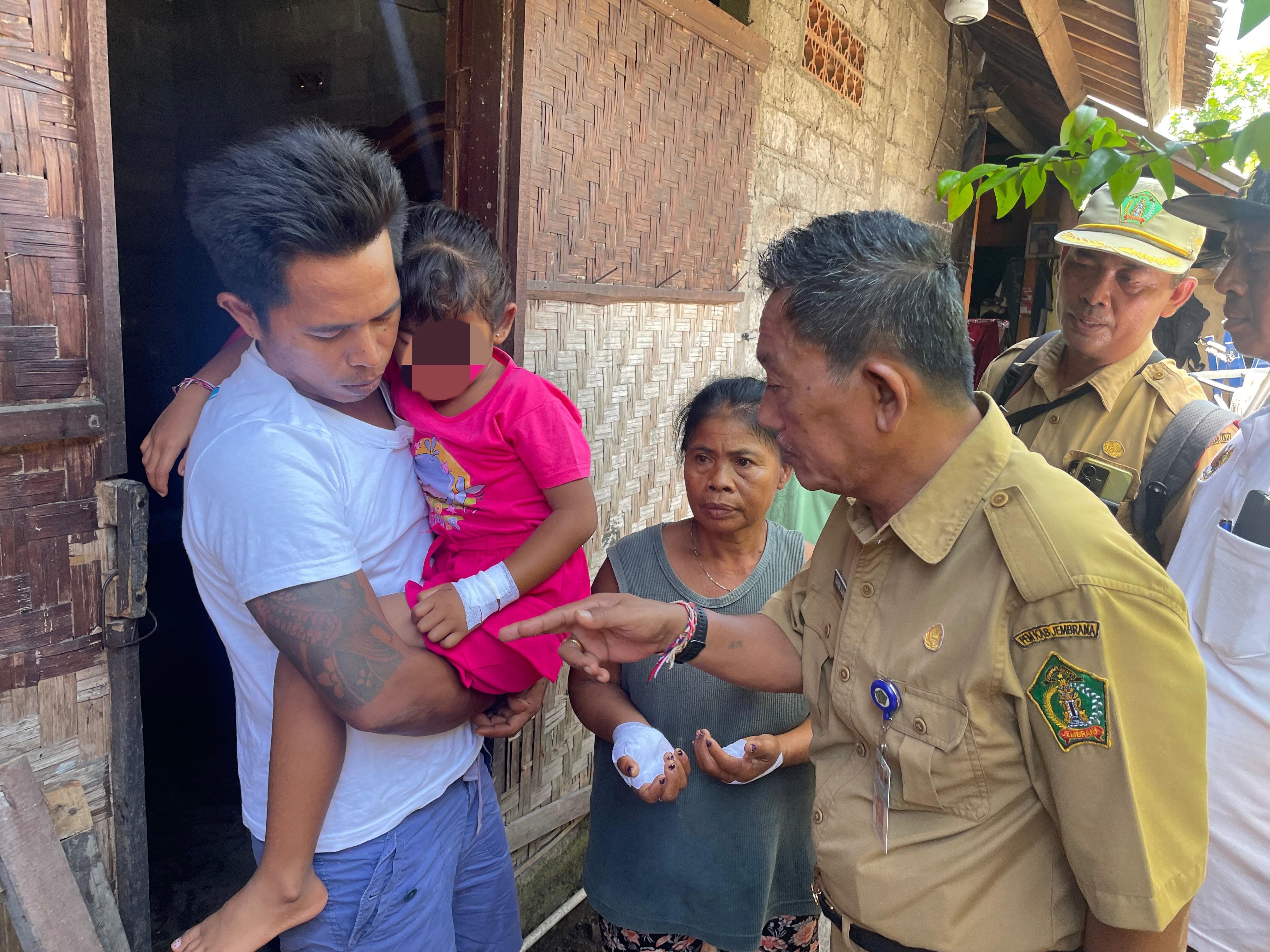 VAKSINASI : Petugas Medikvet melakukan vaksinasi emergency di Banjar Delod Bale Agung, Desa Mendoyo Dauh Tukad, Senin (21/01).