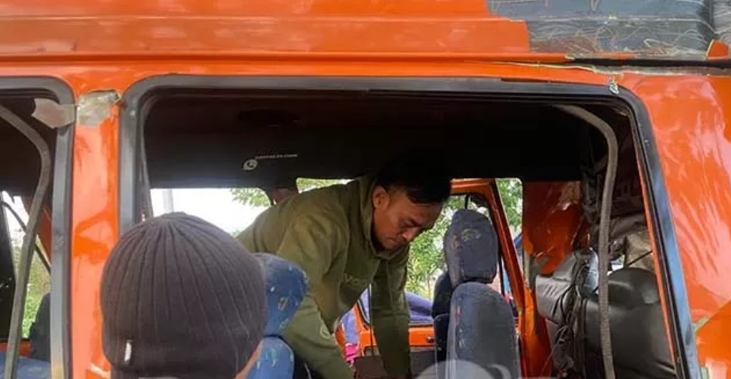 TRAGIS: Kondisi bagian dalam Elf mobil travel yang ringsek usai alami kecelakaan maut di tol Paspro masuk Desa Cukurgondang, Grati, Pasuruan. (Mokhamad Zubaidillah/ Radar Bromo)