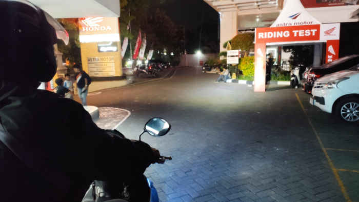 Membiasakan diri untuk tidak menatap sinar lampu secara langsung, salah satu tips menghindari silau saat berkendara di malam hari.