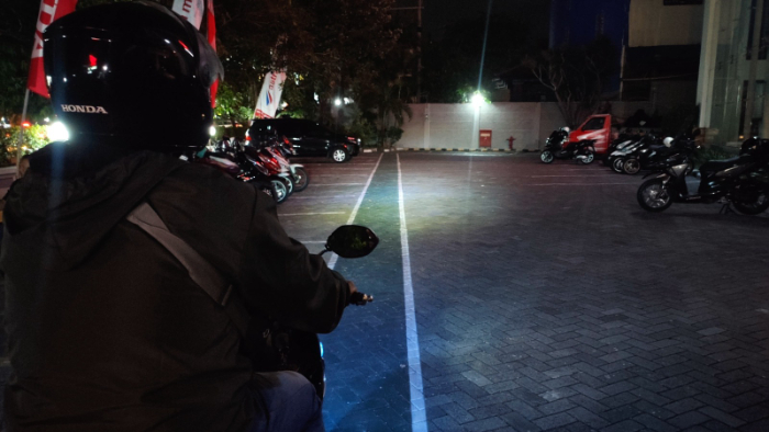 jaga jarak selama berkendara salah satu upaya untuk bebas silau dan aman berkendara di malam hari.
