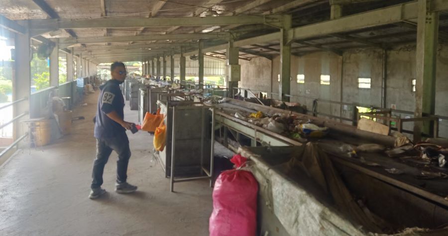 Kondisi area pemilahan sampah di TPST yang dikelola KSM Jagra Palemahan.   &nbsp;