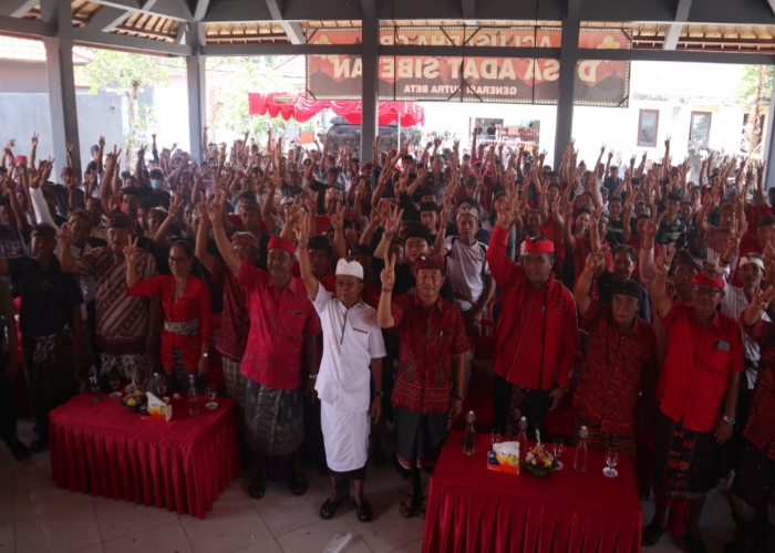 CAPAIAN: Kampanye terbuka di Seririt Buleleng, Selasa (22/10), sejumlah warga mengaku telah merasakan apa yang dibangun Koster