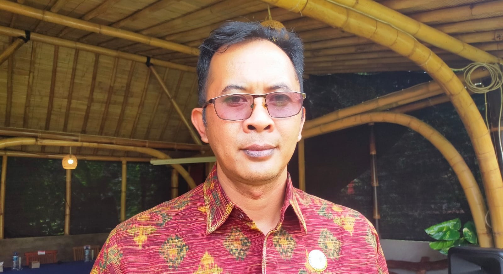 Anggota Bawaslu Bangli I Putu Gede Pertama Pujawan memberikan keterangan soal dugaan ketidaknetralan Camat Bangli Sang Made Agus Dwipayana.