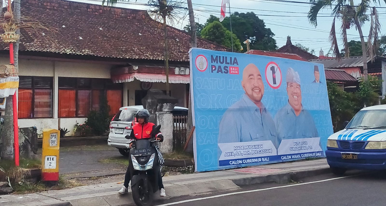 APK berupa baliho paslon gubernur Bali dipasang di depan kantor Bawaslu Bangli di Jalan Merdeka, Bangli.