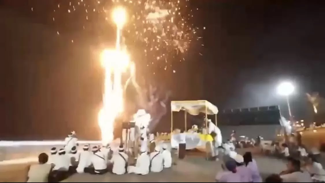 Pesta kembang api Finns Beach Club saat warga gelar upacara agama. (Bali Express/Istimewa)