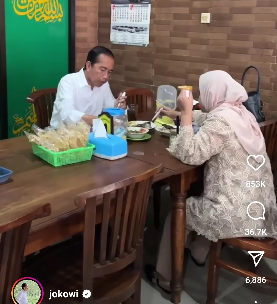 Mantan Presiden RI Jokowi saat menikmati hidangan di Sukoharjo bersama istrinya, Iriana Jokowi (23/10). (Tangkapan layar Instagram @Jokowi)