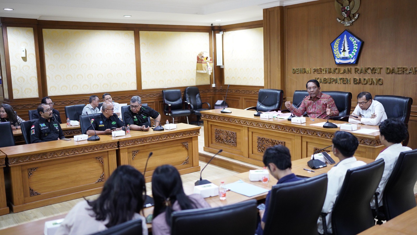 AUDIENSI: Ketua DPRD Badung I Gusti Anom Gumanti menerima empat audiensi di Ruang Pimpinan DPRD Badung, Rabu (23/10).