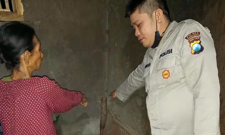 Supiani menunjukkan alu penumbuk kopi yang digunakan menghabisi korban pada polisi.