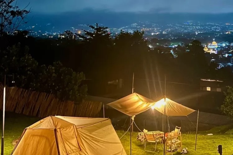 CITY LIGHTS: Pemandangan malam hari berupa city lights yang bisa dinikmati di Romantic Glamping di Kota Batu Malang dengan tenda ala drama Korea (Drakor).