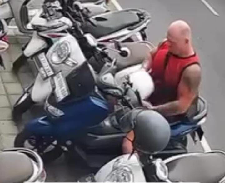 Seorang bule terekam cctv mencuri helm di Bali
