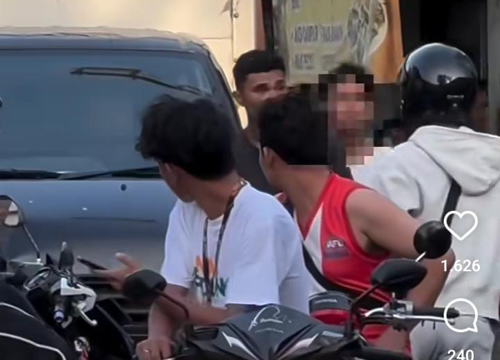 Sejumlah pria terlibat cekcok di tengah kemacetan jalan raya Kerobokan Bali