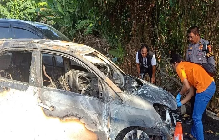 Tim identifikasi Polresta Denpasar melakukan olah TKP di Parkiran Plaza Renon, Jalan Raya Puputan, Renon Sumerta Kelod, Dentim, Rabu 23 Oktober 2024. (Foto Istimewa.)