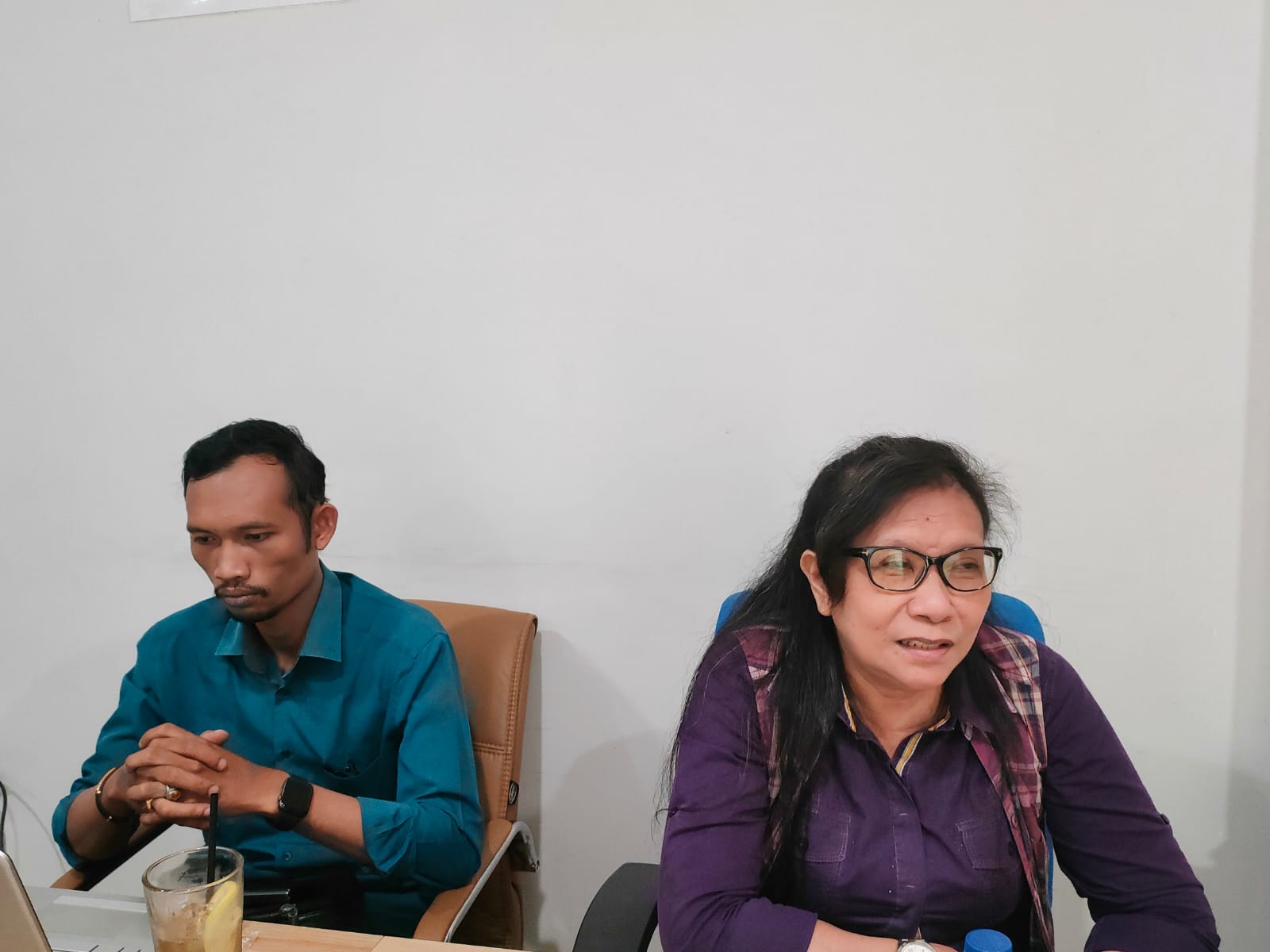 Ipung (kanan) dan Horasman Diando Suradi sampaikan terkait masalah kasasi. (Bali Express/I Gede Paramasutha)