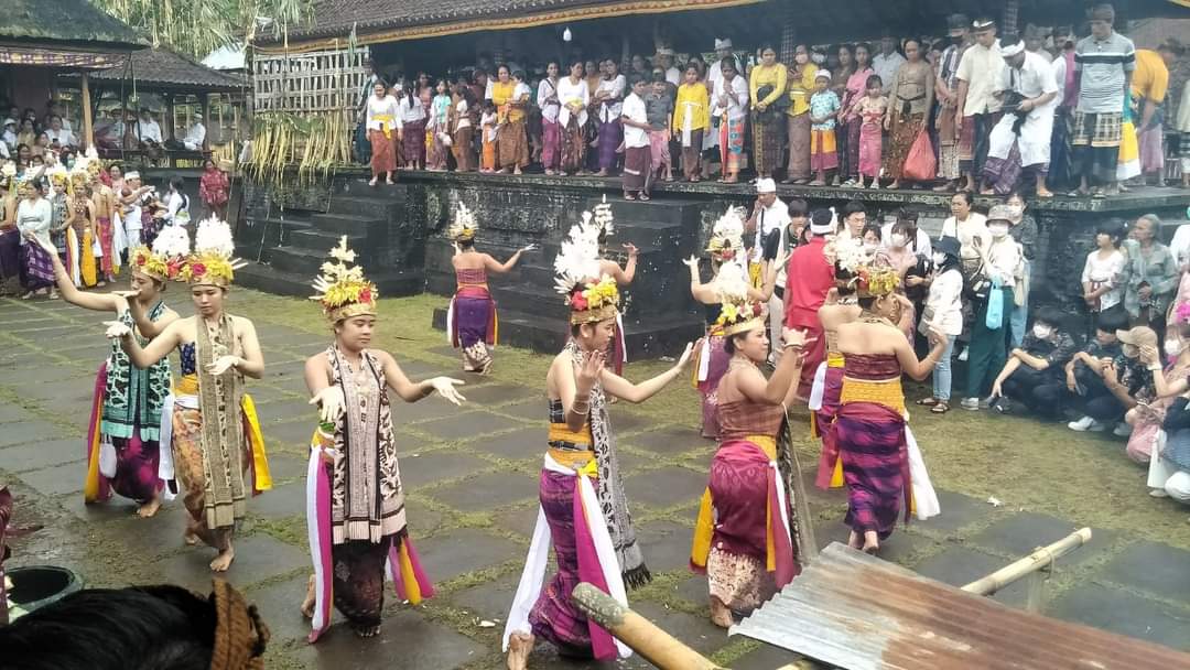 Tari Rejang saat Saba Malunin di Desa Pedawa, Kecamatan Banjar, Buleleng