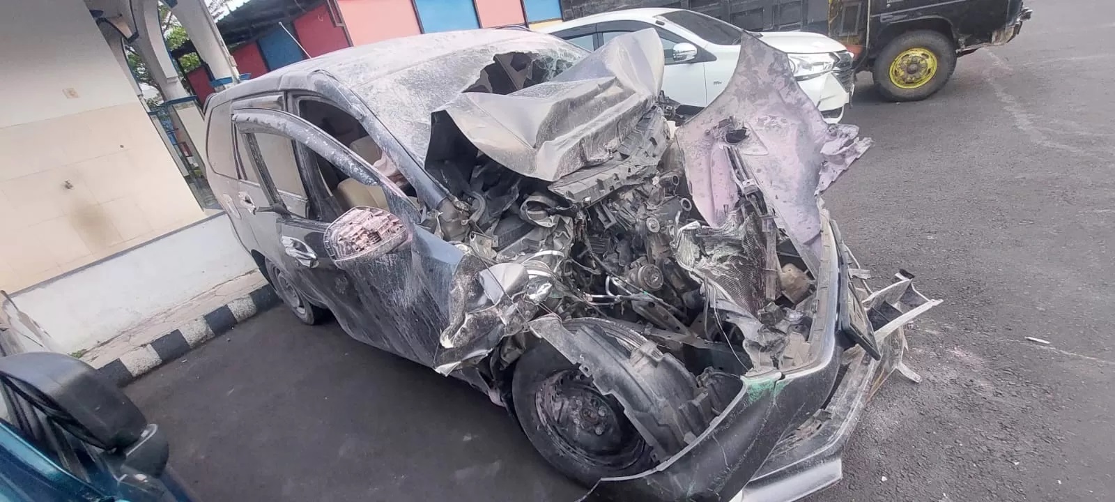 HANCUR: Kondisi mobil avanza yang disopiri Lukman Haiti, saudara kandung mantan kapolri ini sudah hancur. (JUMAI/RJ)