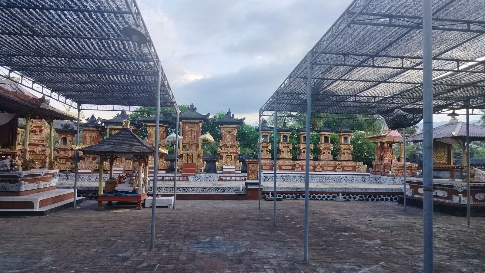 Pura Desa Kalanganyar yang terletak di Desa Banjarasem, Kecamatan Seririt, Kabupaten Buleleng, Bali, tempat meminta keturunan