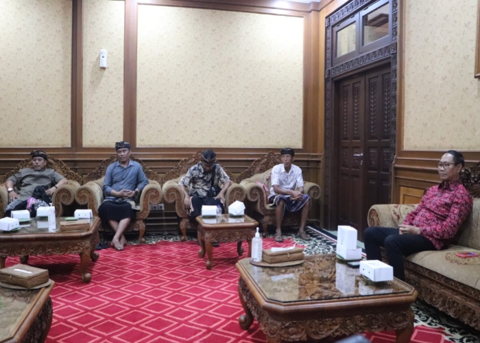 AUDIENSI: Plt. Bupati Badung I Ketut Suiasa saat menerima audiensi Perbekel Bongkasa di Ruang Tamu Wakil Bupati Badung, Selasa (22/10/2024).