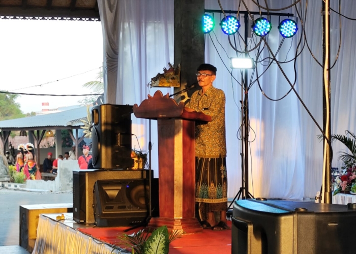 TERHARU; Ketut Wicana, sampai meneteskan air mata dihadapan ribuan warga Desa Tukadmungga, Pemaron, Anturan Kecamatan Buleleng