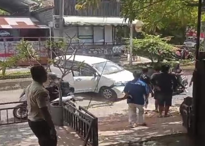 Rekaman CCTV yang memperlihatkan peristiwa kecelakaan di Jalan Kecubung.