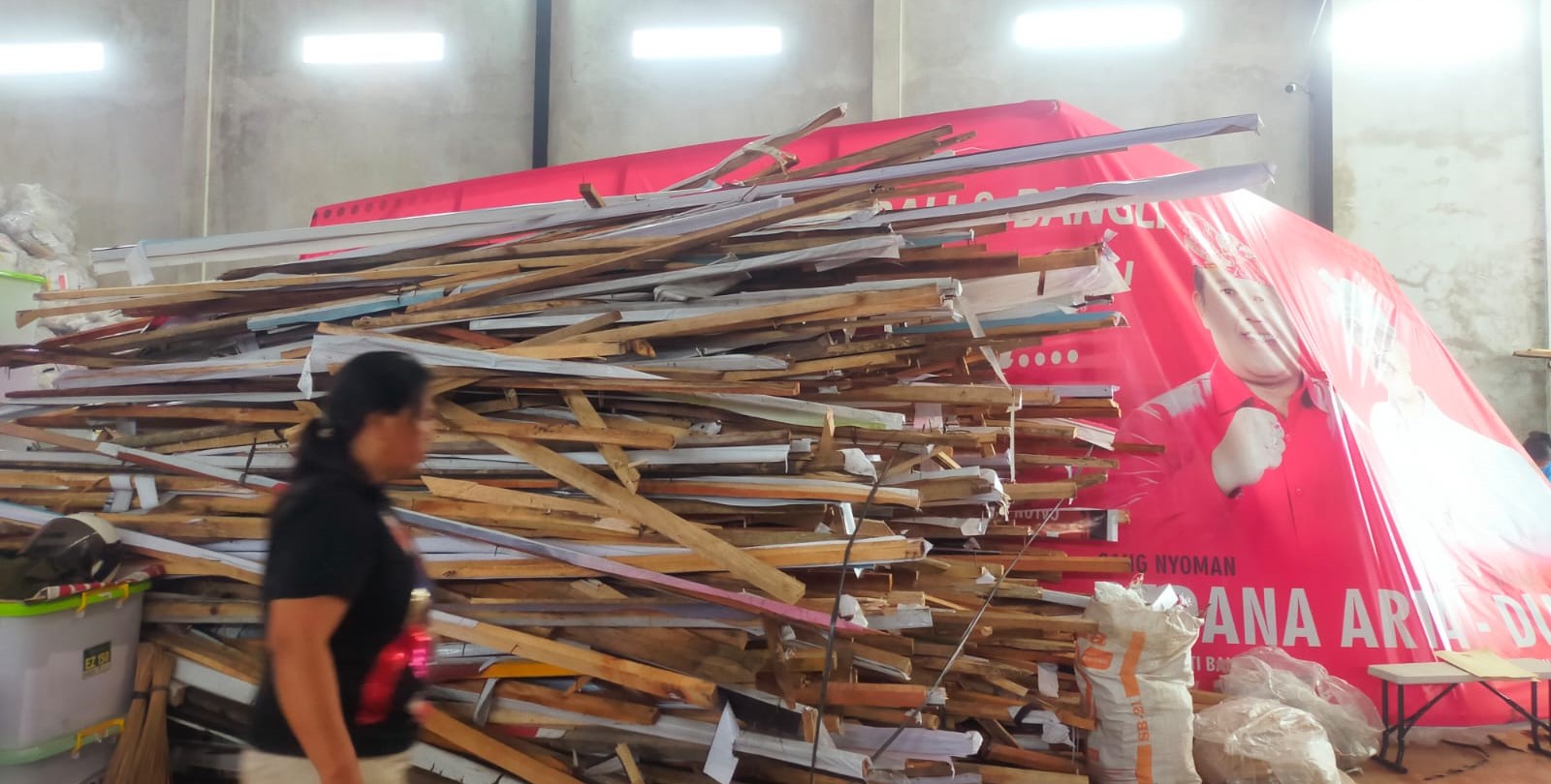 APK berupa baliho yang diturunkan tim gabungan menumpuk di gudang KPU Bangli.