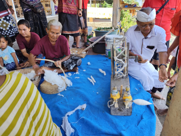 Wayan Koster memintal kapas menjadi benang menggunakan alat pintal tradisional di Seraya Timur, Karangasem, Rabu 23 Oktober 2024.