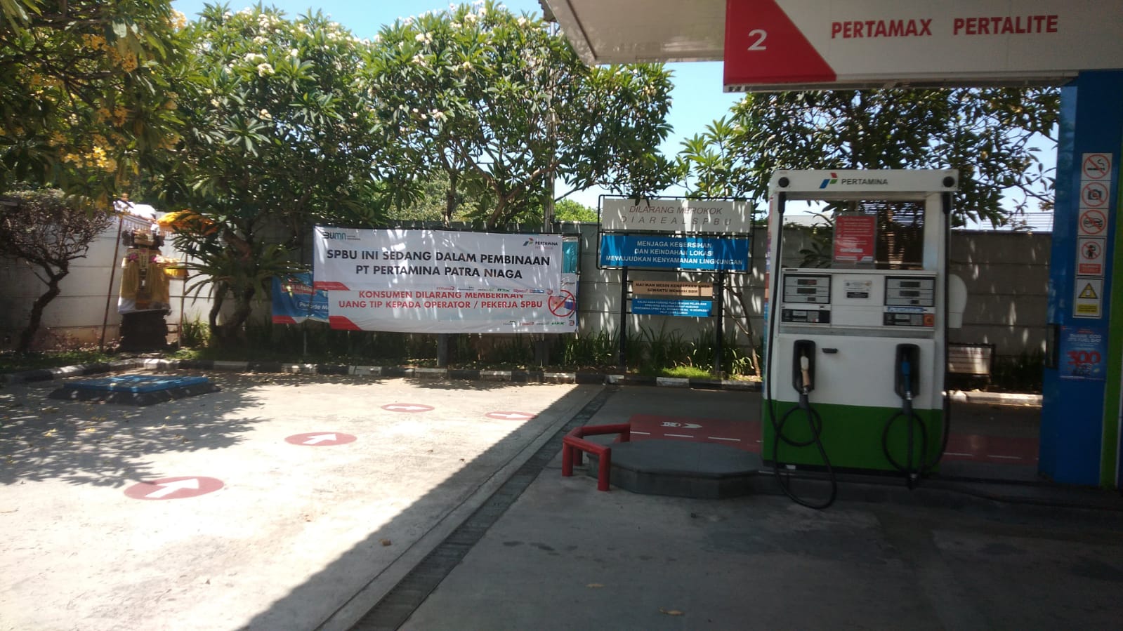 Pertamina pasang spanduk yang menyatakan SPBU Sanur dalam pembinaan. (Bali Express/Dok)