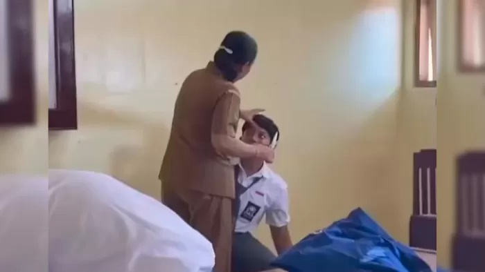 CUKUR RAMBUT: Cuplikan video seorang guru mencukur rambut siswa di salah satu SMK negeri di Buleleng. (Repro: Eka Prasetya/RadarBuleleng.id)