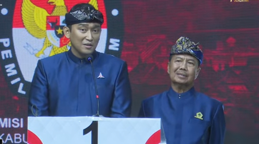 Paslon Bupati Bangli dan Wakil Bupati Bangli Raden Cahyo Adhi Nugroho Martosubroto dan I Gusti Made Winuntara dalam debat terbuka Kamis (24/10/2024).