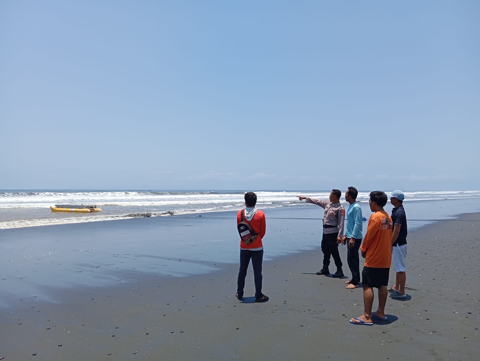 TERBALIK: Anggota Polsek Mendoyo mendatangi lokasi terbaliknya boat banana di perairan Desa Penyaringan yang ditumpangi tim audit dan pejabat KPK .