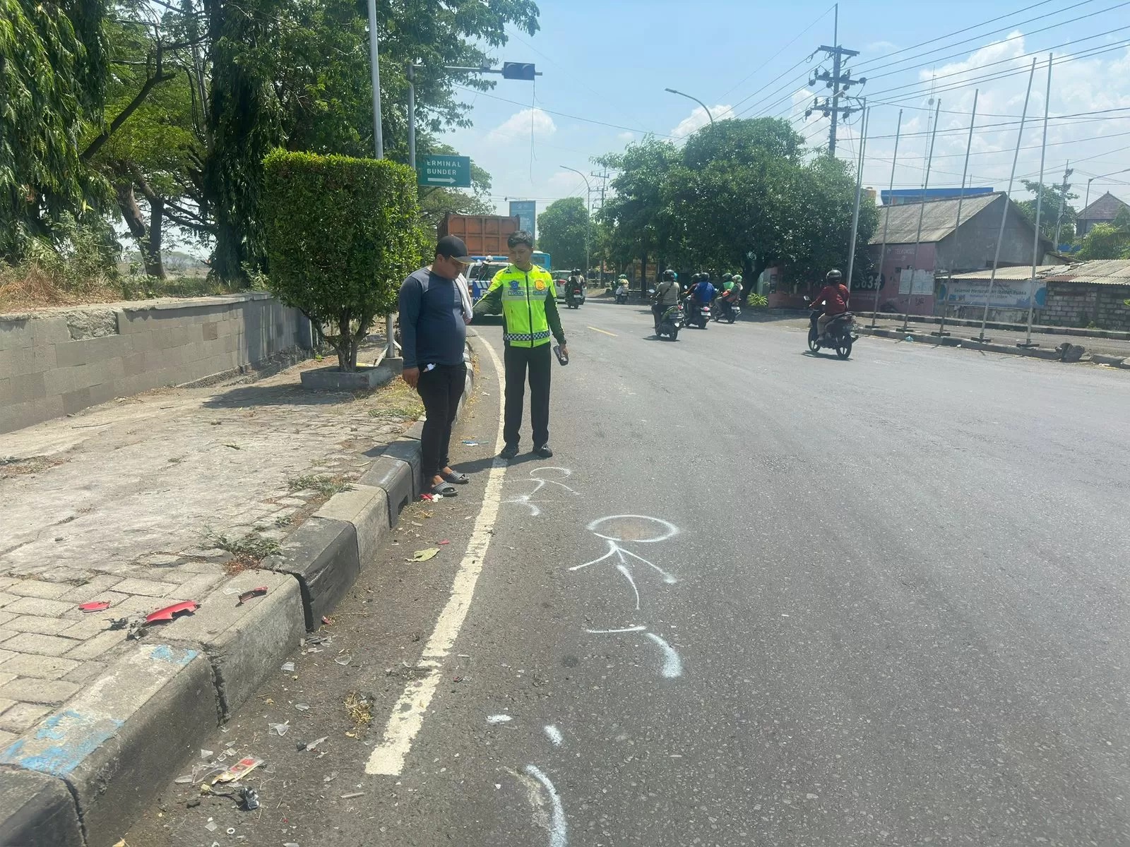 OLAH TKP : Anggota Unit Laka Satlantas Polres Gresik saat melakukan olah TKP kecelakaan di Jalan Raya Desa Banjarsari, Kecamatan Cerme, Kabupaten Gresik. (Yudhi Radar Gresik)