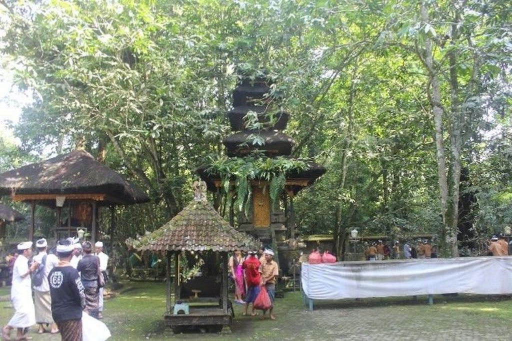 Pura Luhur Mekori, salah satu tempat suci Hindu Bali terletak di Banjar Pemudungan, Desa Belimbing, Kecamatan Pupuan, Tabanan