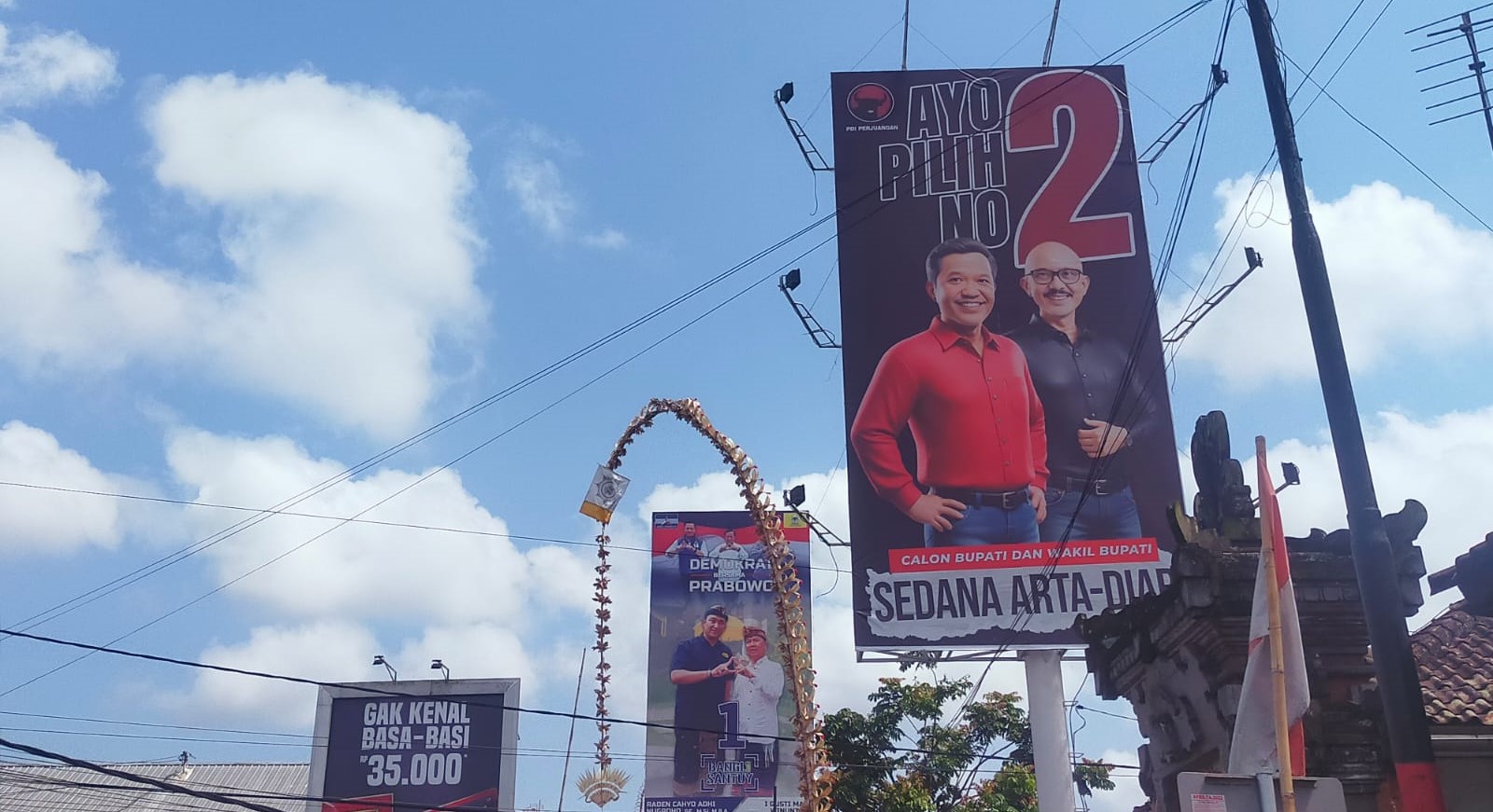 Alat peraga kampanye (APK) yang terpasang di billboard belum tersentuh penertiban tim gabungan pada Jumat (25/10/2024).