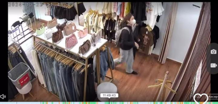 Viral seorang wanita terekam CCTV mencuri pakaian di toko pakaian