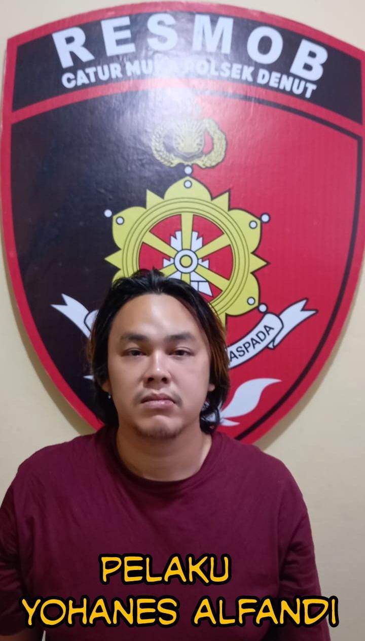 RAJA TEGA: Yohanes Alfandi tega menguras saldo M-Banking milik temannya untuk main slot. (Bali Express/Humas Polresta Denpasar)