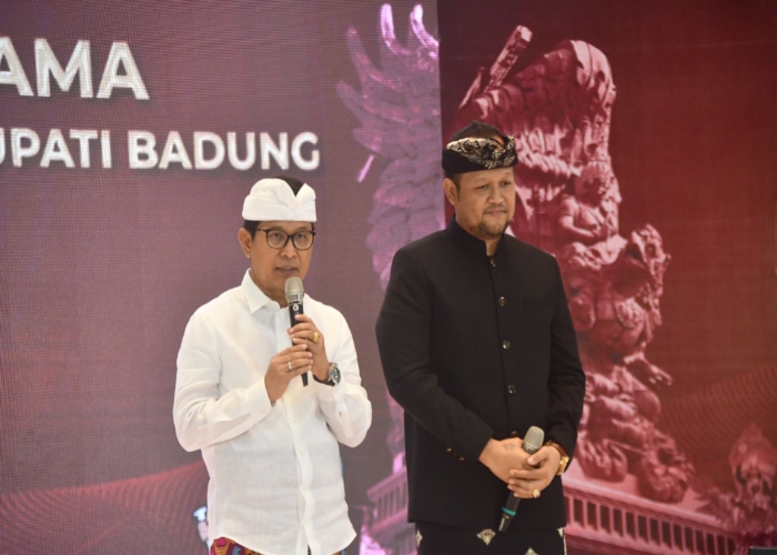 DEBAT: Paslon Adicipta saat menyampaikan beberapa program dalam debat terbuka I yang dilaksanakan pada, Jumat (25/10).
