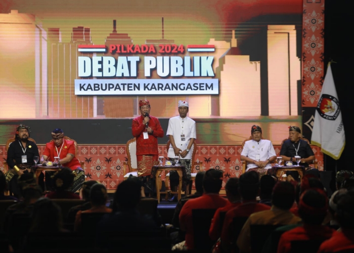 DEBAT: Paslon Dana-Swadi saat mengikuti debat perdana, Minggu (27/10).