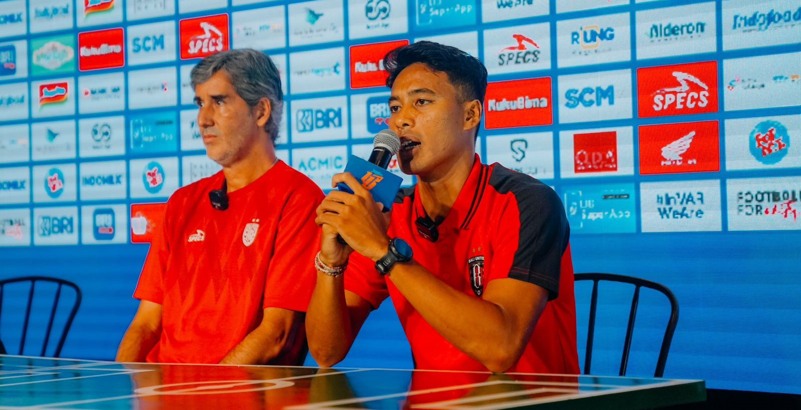 Pelatih Bali United Stefano Cugurra (kiri) pemain Made Andhika Wijaya pada sesi jumpa pers H-1 melawan Persis Solo di Stadion Kapten I Wayan Dipta, Kabupaten Gianyar, Bali, Sabtu (26/10/2024).