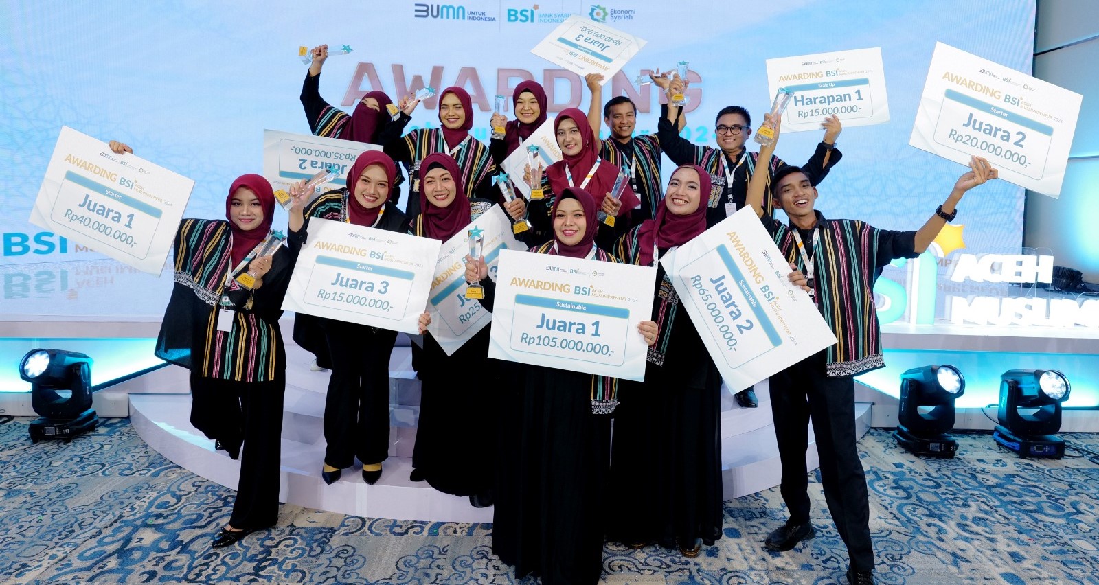 Raut kebahagiaan para pemenang BSI Aceh Muslimpreneur 2024 terlihat dari piala dan hadiah yang diberikan oleh BSI untuk pengembangan usaha ke depan
