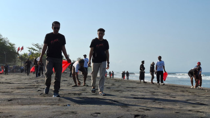 Paslon Mulyadi-Ardika, Bersih-Bersih Pantai dan Berbagi sembako di Pantai Klecung, Desa Tegal Mengkeb, Kecamatan Selemadeg Timur, pada Minggu (27/10).