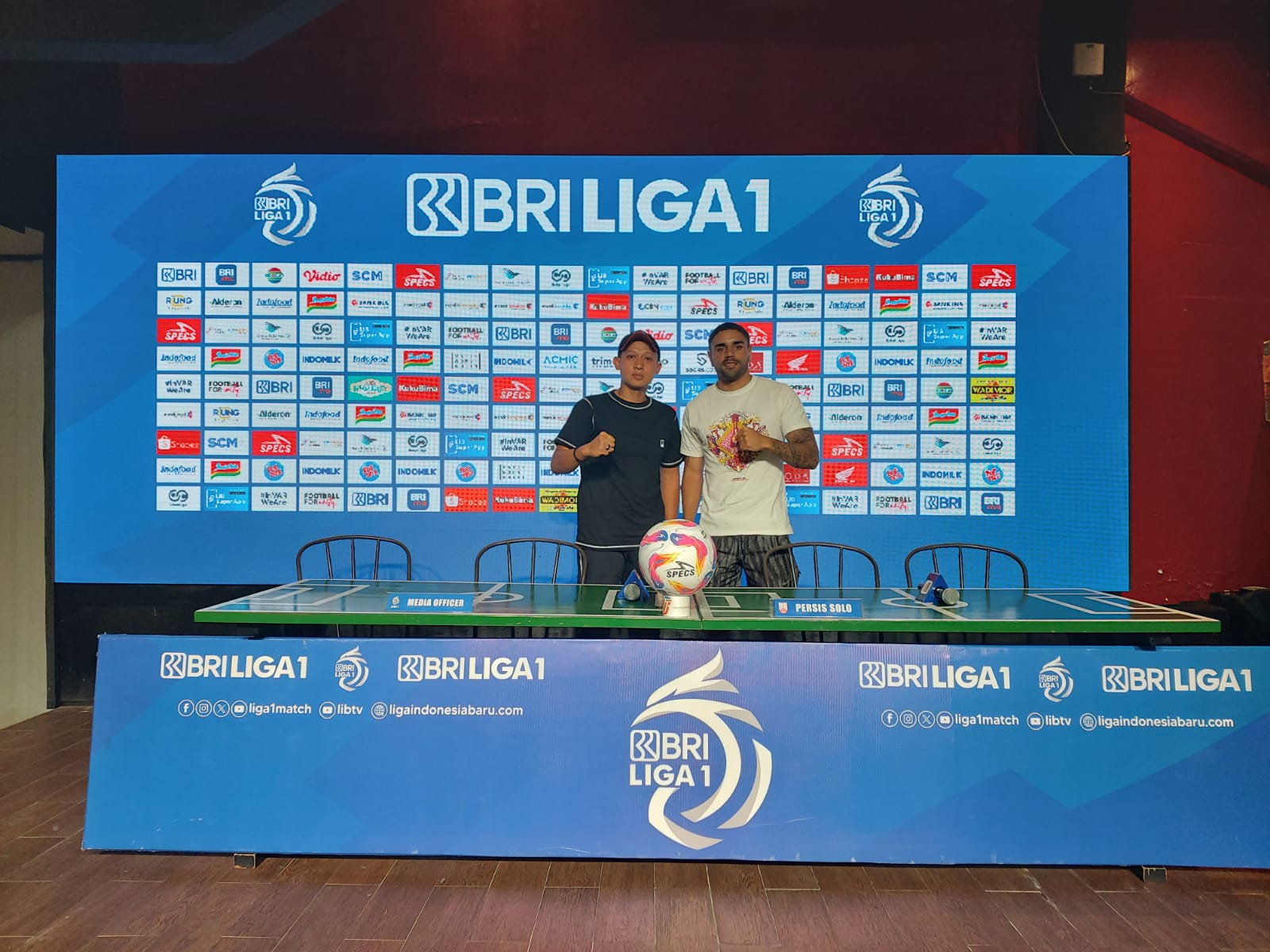 Careteker pelatih Persis Solo, Yogie Nugraha (kiri) usai pre match press conference jelang pekan ke-9 Liga 1 2024/2025