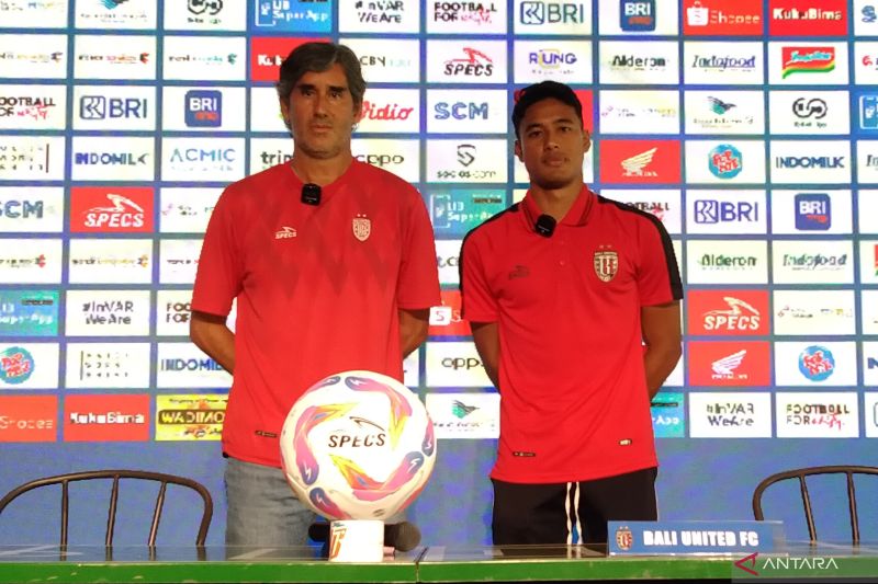 Pelatih Bali United Stefano Cugurra (kiri) pada sesi jumpa pers H-1 laga  lawan Persis Solo, Sabtu (26/10/2024).