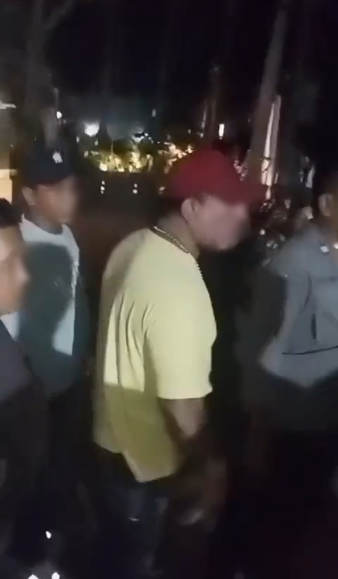 MEDIASI: Tangkapan layar saat FS alias Frengky Hercules (baju kaos kuning) bersitegang dengan aparat dan orang-orang yang hadir saat mediasi.