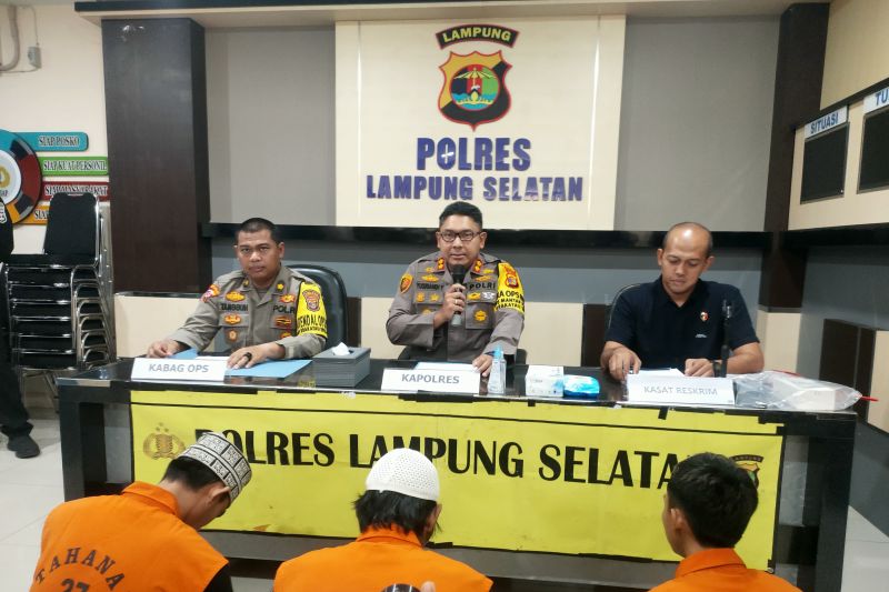 KEROYOK: Polisi melakukan konferensi pers terkait kasus pengeroyokan, diduga gegara mengajak wanita lakukan adegan tak senonoh.
