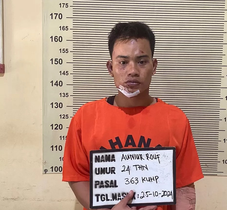 MALING: Tersangka Auniur Rouf diamankan di Mapolsek Rungkut Surabaya. Maling yang sudah 14 kali beraksi ini ditangkap setelah kejar-kejaran dengan petugas.