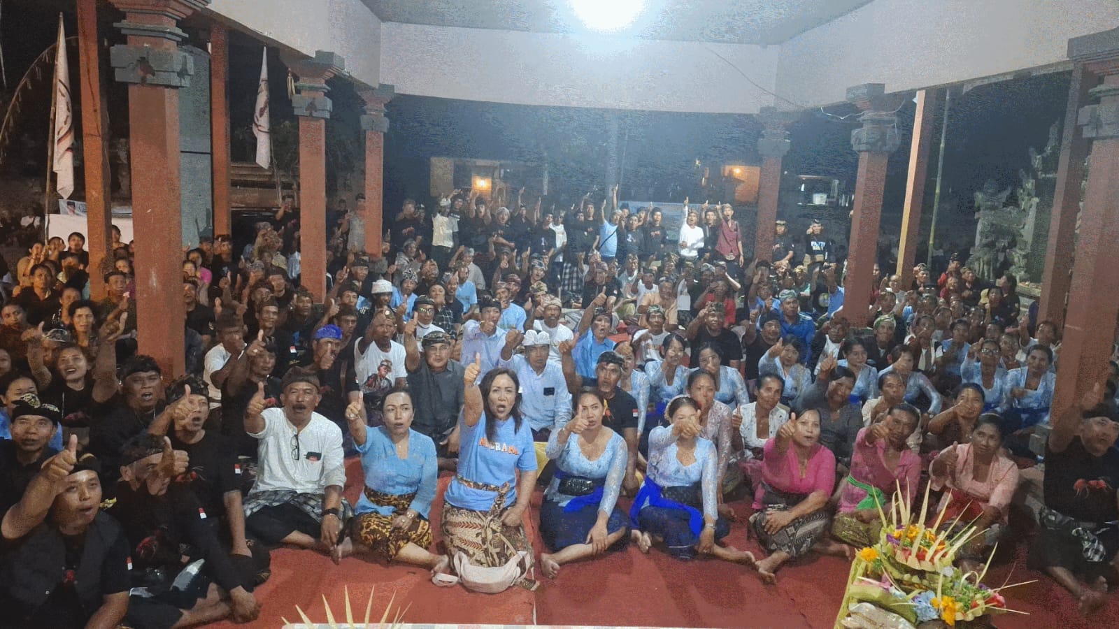 KAMPANYE: Kampanye di Wantilan Banjar Anyar, Desa Perean Kangin, Kecamatan Baturiti Tabanan, Sabtu (26/10) malam lalu, Mulyadi Janjikan Fasilitas Sekolah Gratis.