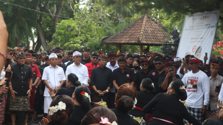 Paslon Gubernur Bali nomor 2 Koster-Giri dan Paslon Walikota Denpasar nomor 2 Jaya-Wibawa disambut tarian di Desa Renon Denpasar, Minggu 27 Oktober 2024.