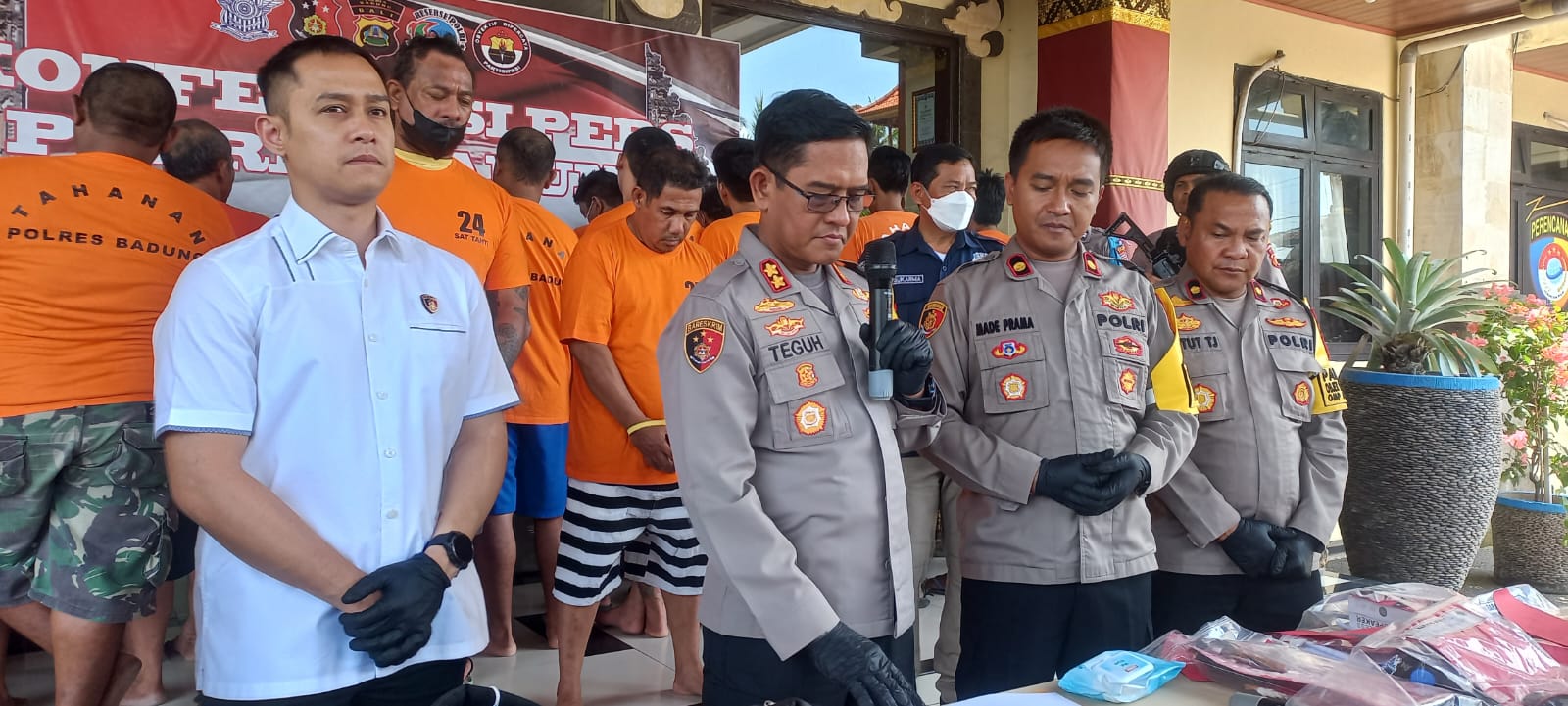 Frenky Saureh alias Frengky Hercules dan rekannya memakai seragam oranye saat kasusnya dibeberkan di Polres Badung. (Bali Express/istimewa)