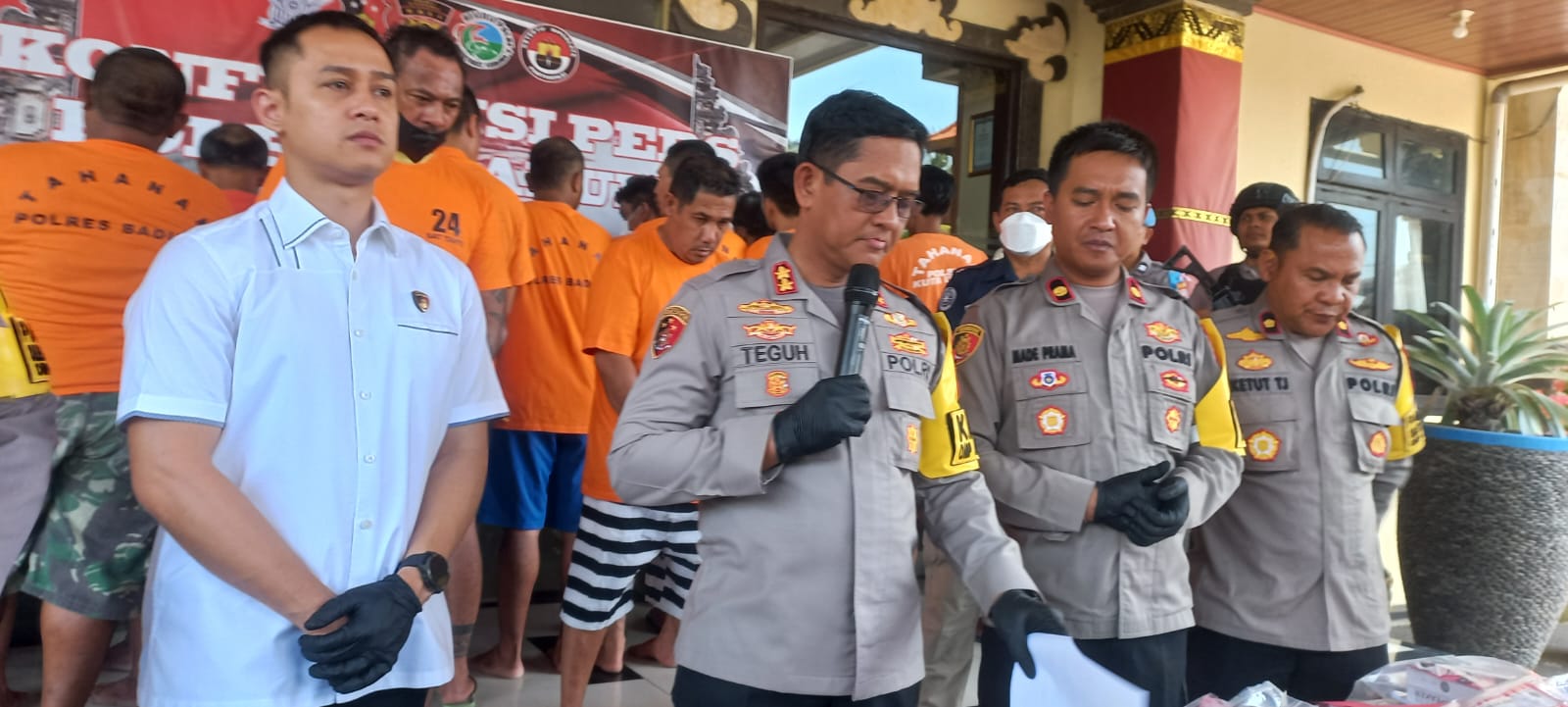 Pria mengaku anggota ormas Frengky Hercules dan Heiden Villierselmin dihadirkan di Mapolres Badung. (Bali Express/Istimewa)