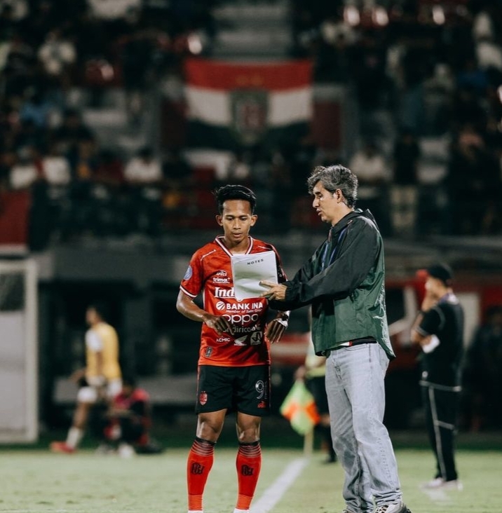 Stefano Cugurra memberikan instruksi kepada M. Rahmat di laga Bali United vs Persis Solo dalam pekan ke-9 Liga 1 2024/2025